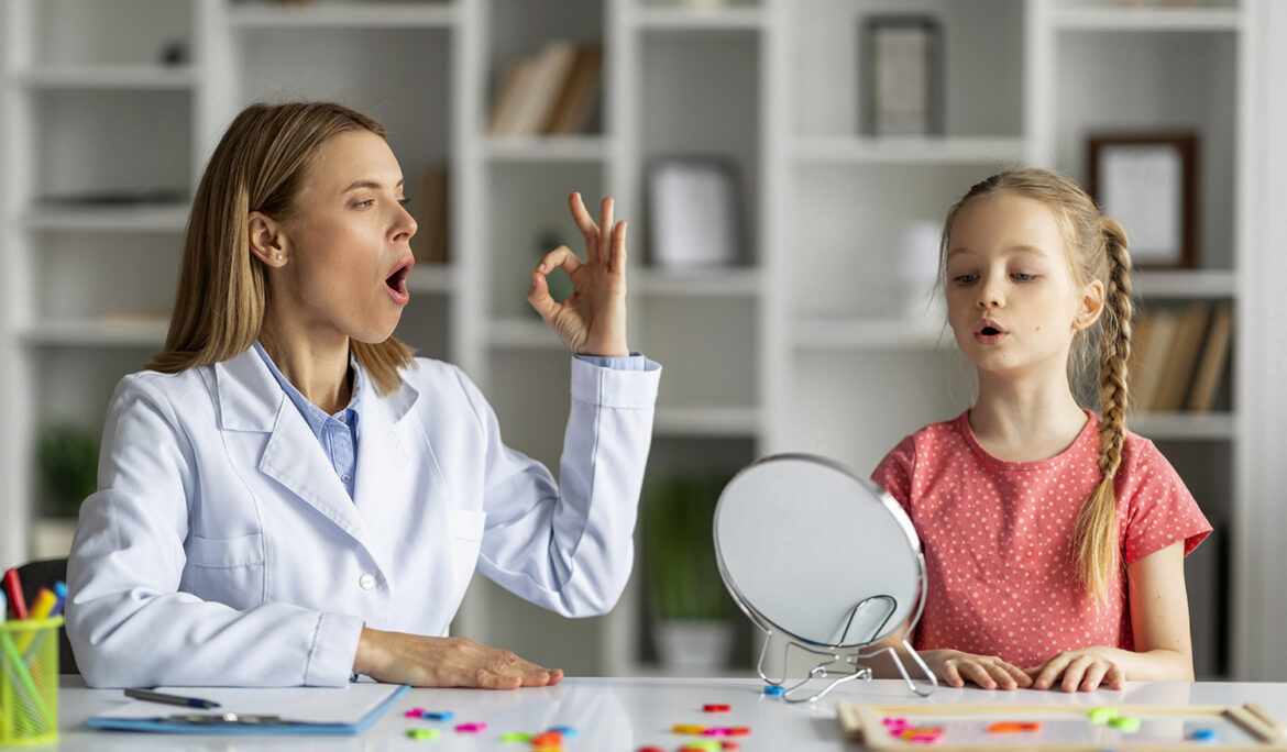 niña practicando el habla en una clínica