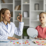 niña practicando el habla en una clínica